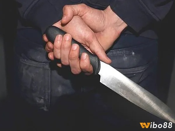 Nằm mơ thấy mình bị dao đâm đánh con gì - Điềm báo khác nhau theo bối cảnh