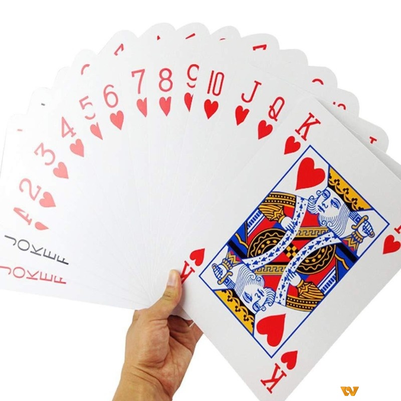 Bộ bài poker trên thị trường Việt Nam được phân loại chủ yếu theo chất liệu, với mỗi loại mang đến trải nghiệm và đặc tính khác nhau