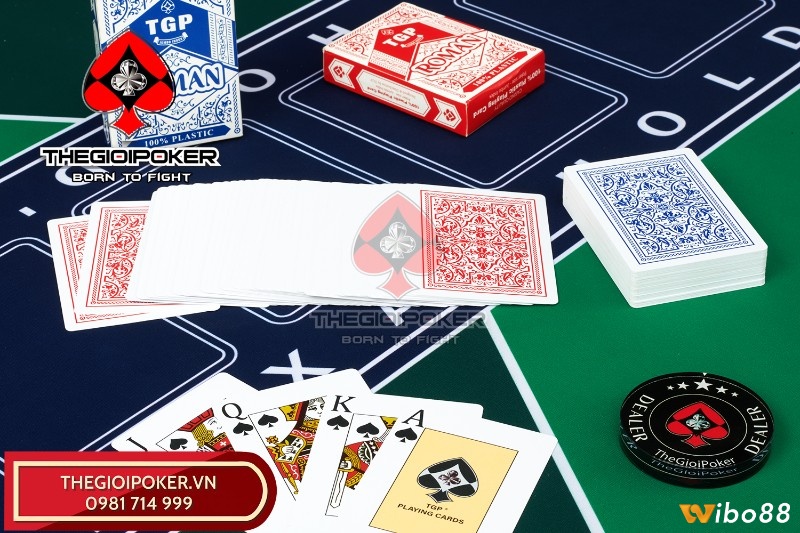 Khi kiểm tra các lá bài trong bộ bài poker, bạn sẽ thấy các chi tiết in ấn rõ ràng, sắc nét và không bị nhòe