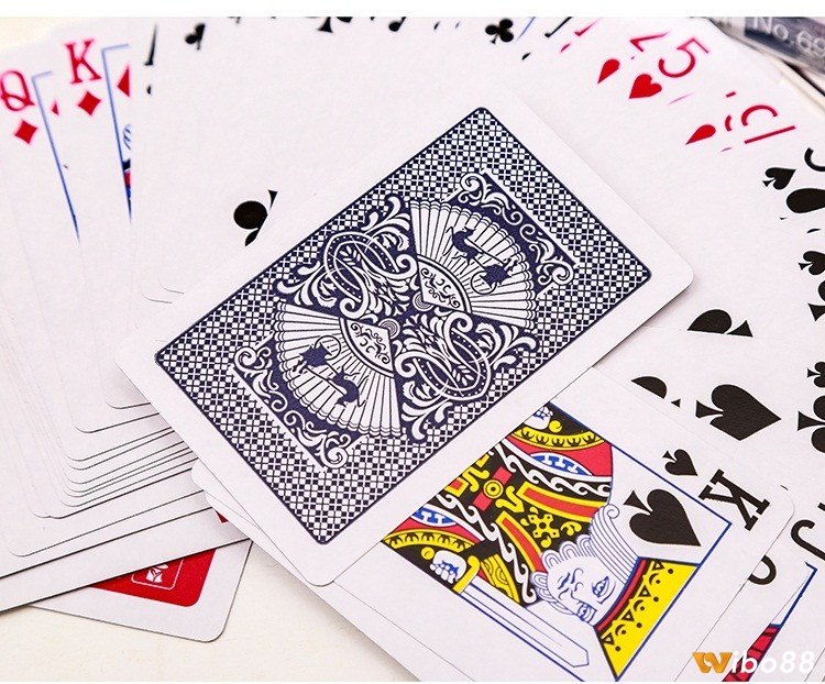 So sánh bộ bài poker thật và giả về chất liệu, in ấn và giá cả niêm yết cụ thể