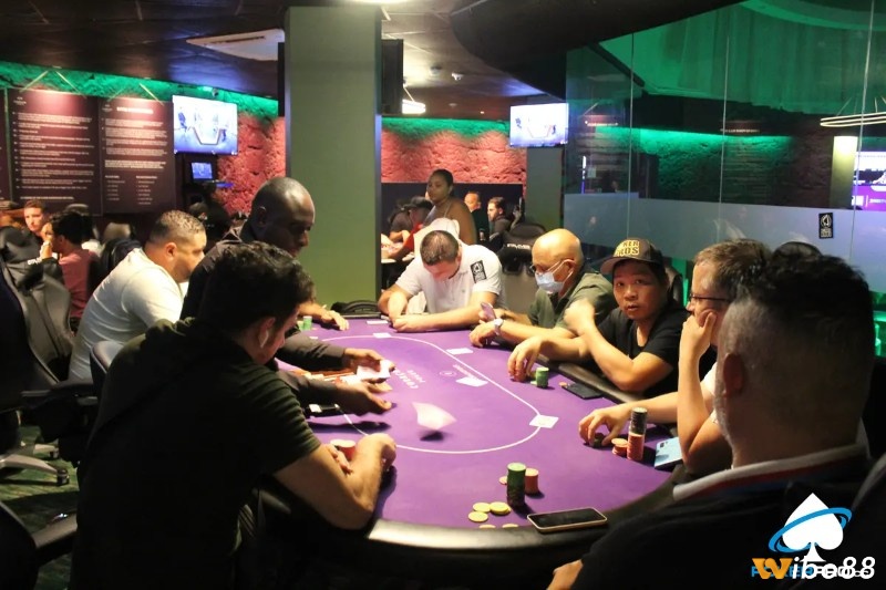 Ván bài bắt đầu từ dealer button – nơi mọi chiến lược được tính toán ngay từ lần chia bài đầu tiên