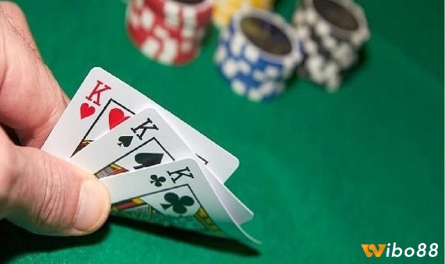 Khi bắt đầu chơi liêng, bạn cần một bộ bài tây 52 lá và ít nhất 2 người chơi