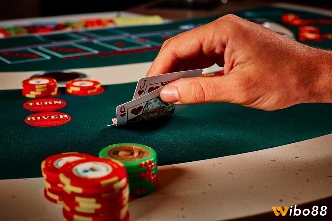 Omaha là biến thể phức tạp hơn, phù hợp cho những người đã có kinh nghiệm chơi Poker offline