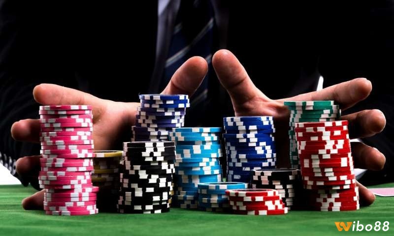 Một trong những lợi thế lớn nhất khi chơi Poker offline là khả năng quan sát ngôn ngữ cơ thể của đối thủ