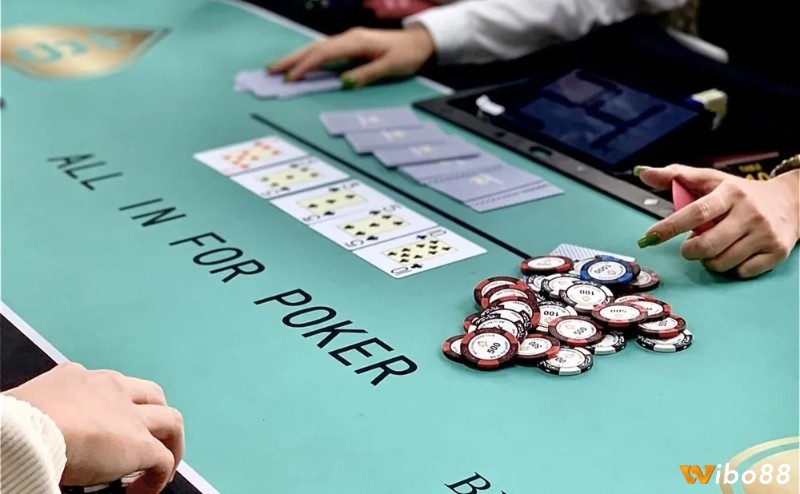 Poker face là khái niệm quen thuộc trong Poker offline đề cập đến khả năng giữ trung tính bất kể bài mạnh hay yếu