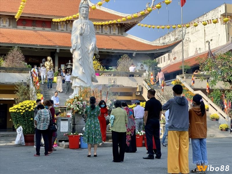 Mơ đi chùa đông người ngụ ý quý nhân giúp đỡ 