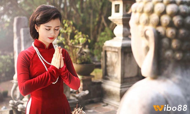 Mơ bản thân đi chùa và vái lạy là may mắn về tình duyên 