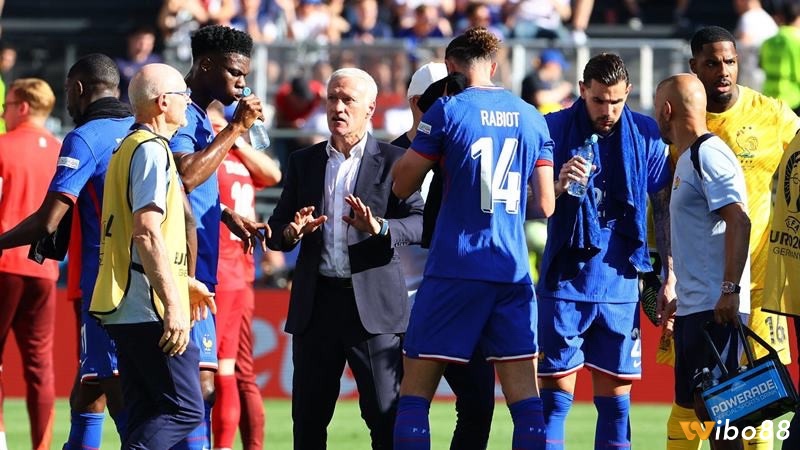 Thời tiết, sân bãi và áp lực giải đấu đều có thể ảnh hưởng đến kết quả trận đấu.