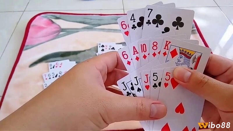 Cấu trúc cơ bản của Binh Xập Xám – nghệ thuật sắp xếp 13 lá bài thành ba chi theo chiến lược riêng.