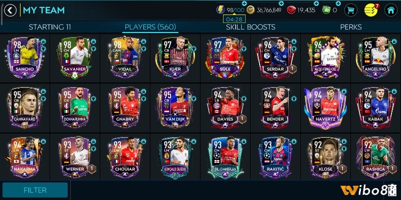 Hệ thống thẻ cầu thủ phong phú và thị trường chuyển nhượng sôi động giúp người chơi tự do xây dựng đội hình mơ ước.