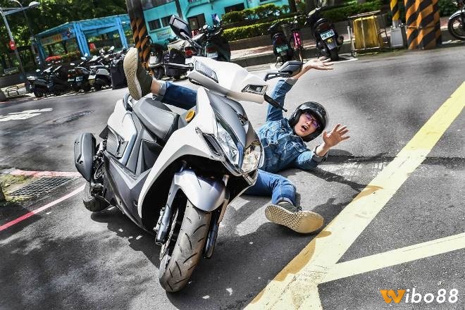 Giải mã giấc mơ thấy đi xe máy xuống dốc và bị mất lái là điềm báo xấu