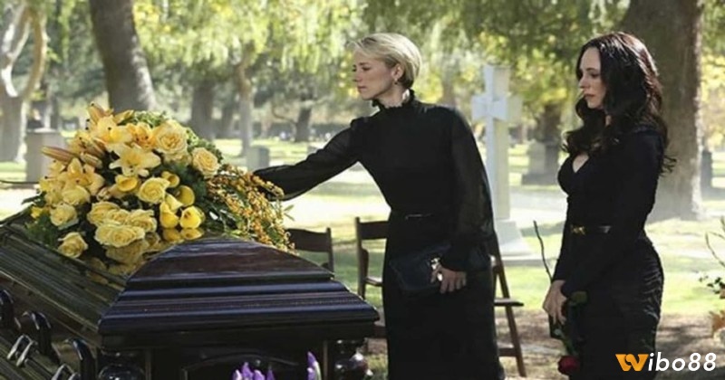 Giấc mơ lễ tang phản chiếu tâm trạng và cảm xúc tiềm ẩn, giúp bạn hiểu rõ hơn chính mình và cân bằng cuộc sống