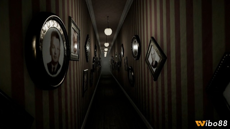 Luca đứng trong hành lang tối, bối cảnh nhà ma ám biến đổi liên tục của MADiSON