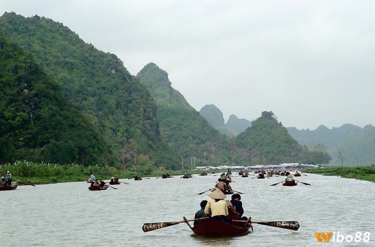 Mơ thấy đi thuyền qua sông thể hiện cho hành trình chuyển mình và sự thay đổi trong cuộc sống của bạn