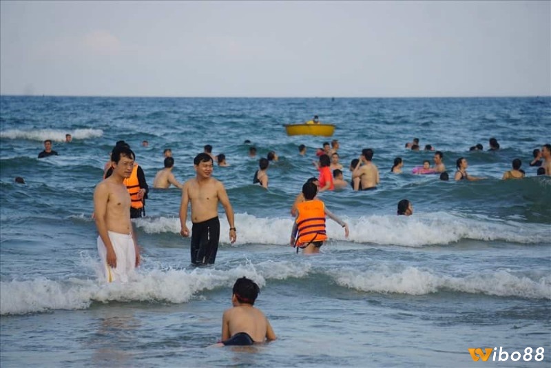 Mơ thấy tắm biển phản ánh cảm xúc thầm kín và ngụ ý về thông điệp tương lai 