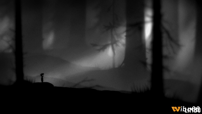 Khung cảnh đen trắng với bóng nhân vật và ánh sáng mờ ở hậu cảnh