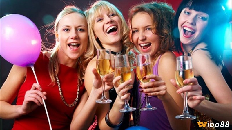 Mơ thấy mình đi ăn tiệc sinh nhật cho thấy khát vọng mong muốn khẳng định bản thân của bạn