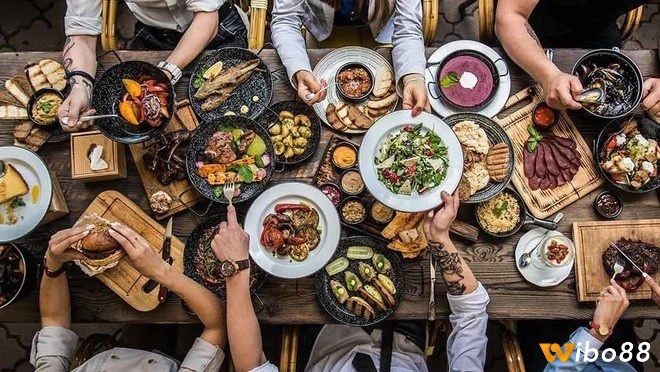 Giải mã giấc mơ thấy ăn tiệc đánh số gì cùng các điềm báo liên quan